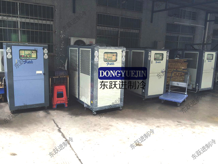 風(fēng)冷箱式冷水機(jī) 風(fēng)冷箱式冷水機(jī)